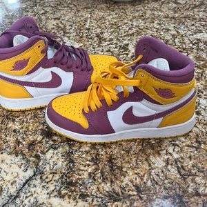 2022 AIR JORDAN 1 RETRO HIGH OG’ BROTHERHOOD LAKERS SIZE 4.5